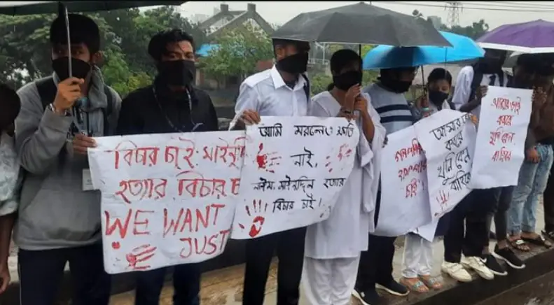 বৃষ্টি উপেক্ষিত, মুখে কালো কাপড় বেঁধে রাজপথে শিক্ষার্থীরা বৃষ্টি উপেক্ষিত, মুখে কালো কাপড় বেঁধে রাজপথে শিক্ষার্থীরা