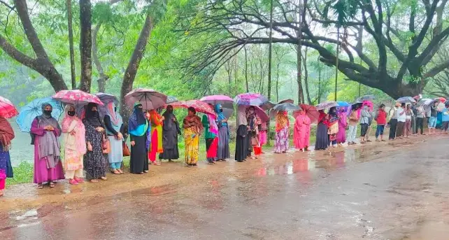 চাকরি স্থায়ীকরণের দাবিতে জাবি'র কর্মচারীদের মানববন্ধন