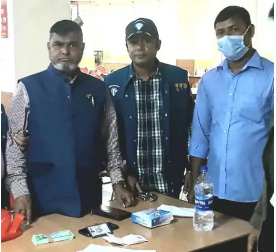 ঘুষ নিতে গিয়ে দুদকের ফাঁদে ধরা ঘুষ নিতে গিয়ে দুদকের ফাঁদে ধরা