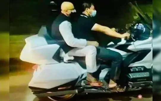 বহিষ্কৃত মেয়র জাহাঙ্গীরের মোটরসাইকেলে মুরাদ, ছবি ভাইরাল বহিষ্কৃত মেয়র জাহাঙ্গীরের মোটরসাইকেলে মুরাদ, ছবি ভাইরাল