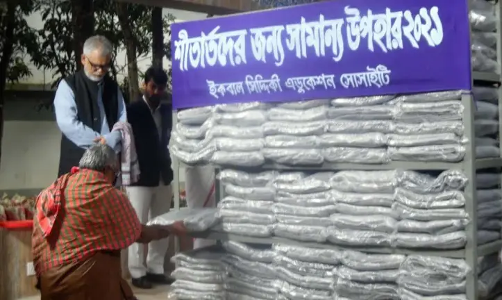 গাজীপুরে শীতার্তরা তুলে নিলেন যার যার কম্বল গাজীপুরে শীতার্তরা তুলে নিলেন যার যার কম্বল
