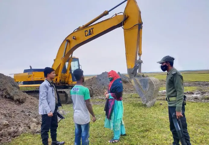 আজমিরীগঞ্জে অবৈধভাবে মাটি উত্তোলনে যুবকের ১ মাসের কারাদন্ড