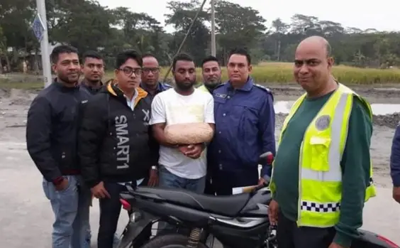 পটুয়াখালীর পায়রা সেতুতে সাড়ে তিন কেজি গাঁজাসহ আটক ৩ পটুয়াখালীর পায়রা সেতুতে সাড়ে তিন কেজি গাঁজাসহ আটক ৩