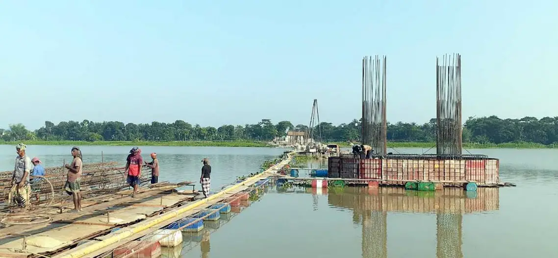 ফেনী নদীতে চলছে মুহুরী সেতু নির্মাণ কাজ ফেনী নদীতে চলছে মুহুরী সেতু নির্মাণ কাজ
