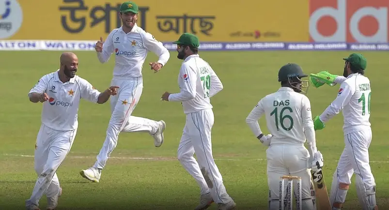 মুশফিকের রান আউটের পর বিপদে বাংলাদেশ মুশফিকের রান আউটের পর বিপদে বাংলাদেশ