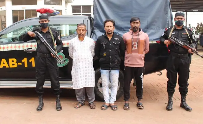 নারায়ণগঞ্জে প্রতারক ও জালিয়াতি চক্রের তিন ওয়ারেন্টভূক্ত আসামী গ্রেফতার নারায়ণগঞ্জে প্রতারক ও জালিয়াতি চক্রের তিন ওয়ারেন্টভূক্ত আসামী গ্রেফতার