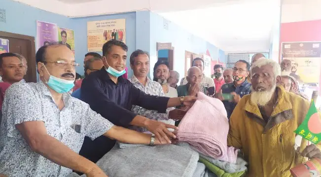 ধামরাইয়ে শীতার্তদের মাঝে কম্বল বিতরন ধামরাইয়ে শীতার্তদের মাঝে কম্বল বিতরন