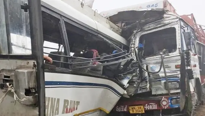 ভারতে বাস-ট্রাকের সংঘর্ষে নিহত ১৭, আহত ২৬ ভারতে বাস-ট্রাকের সংঘর্ষে নিহত ১৭, আহত ২৬