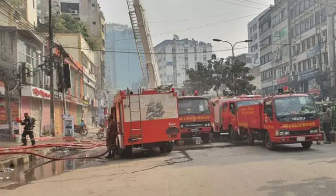 রাহাত টাওয়ারে আগুন ॥ দেড় ঘণ্টার চেষ্টায়ও নিয়ন্ত্রণে আসেনি