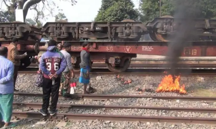 দিনাজপুরের হিলি স্টেশনে মালবাহী ট্রেনে আগুন