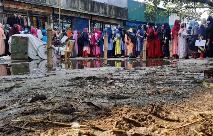 রৌমারীতে গরুর হাটের পাশে দর্জির দোকানে শিক্ষার্থীদের অস্বাস্থ্যকর পরিবেশে ভ্যাকসিন বুথ