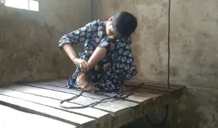 ঝিনাইগাতীতে বিনা চিকিৎসায় ৮বছর ধরে শিকলে বন্দি মানুষিক ভারসাম্যহীন আখি ঝিনাইগাতীতে বিনা চিকিৎসায় ৮বছর ধরে শিকলে বন্দি মানুষিক ভারসাম্যহীন আখি