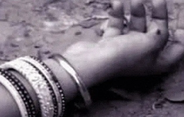 বরিশালে ছাদ থেকে পরে গৃহবধুর মৃত্যু বরিশালে ছাদ থেকে পরে গৃহবধুর মৃত্যু