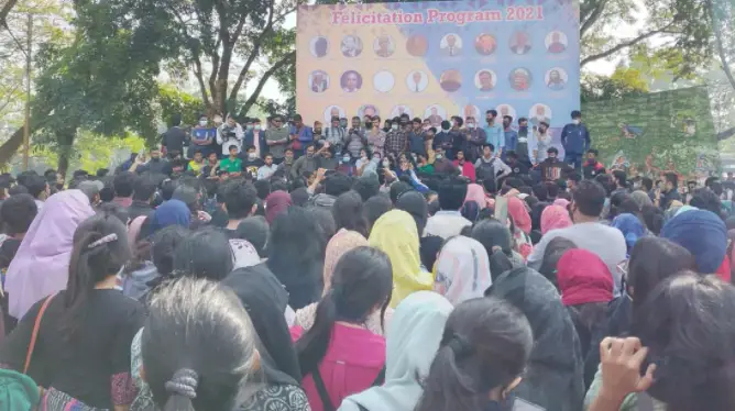 হল ছাড়বেন না শাবি শিক্ষার্থীরা, ভিসির পদত্যাগ দাবিতে উত্তাল ক্যাম্পাস হল ছাড়বেন না শাবি শিক্ষার্থীরা, ভিসির পদত্যাগ দাবিতে উত্তাল ক্যাম্পাস