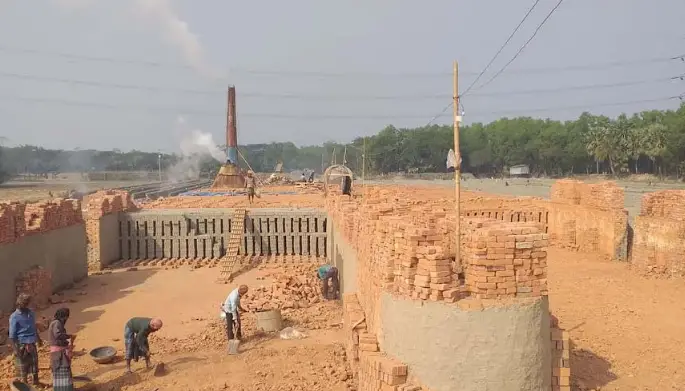 আমতলীতে ৭ টি অবৈধ ইটভাটিতে অর্থদন্ড ও বন্ধের ১ ঘন্টা পরে পুনরায় চালু আমতলীতে ৭ টি অবৈধ ইটভাটিতে অর্থদন্ড ও বন্ধের ১ ঘন্টা পরে পুনরায় চালু
