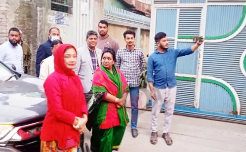 মিষ্টি নিয়ে তৈমূরের বাসায় আইভী মিষ্টি নিয়ে তৈমূরের বাসায় আইভী