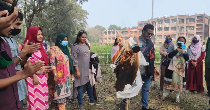 জাবিতে শাবিপ্রবি উপাচার্যের কুশপুত্তলিকা দাহ জাবিতে শাবিপ্রবি উপাচার্যের কুশপুত্তলিকা দাহ