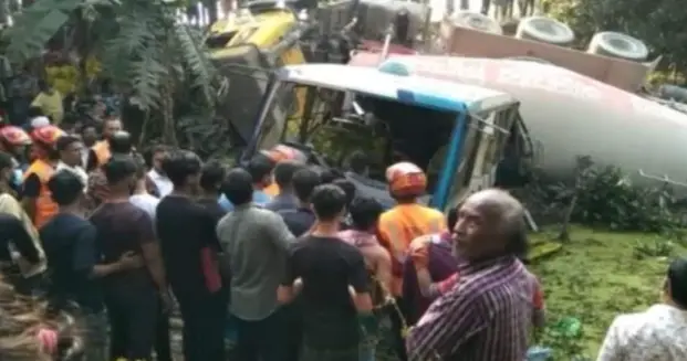 গজারিয়ায় লরির ধাক্কায় বাস খাদে নিহত ১, আহত ১২ গজারিয়ায় লরির ধাক্কায় বাস খাদে নিহত ১, আহত ১২