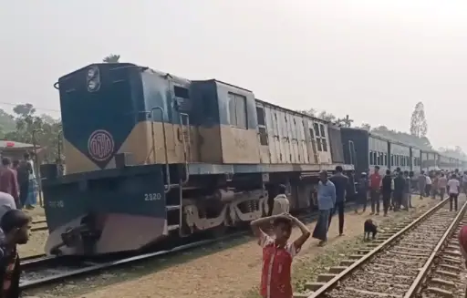 শ্রীপুরে চলন্ত ট্রেনের ইঞ্জিন ও দুইটি বগি লাইনচ্যুত শ্রীপুরে চলন্ত ট্রেনের ইঞ্জিন ও দুইটি বগি লাইনচ্যুত