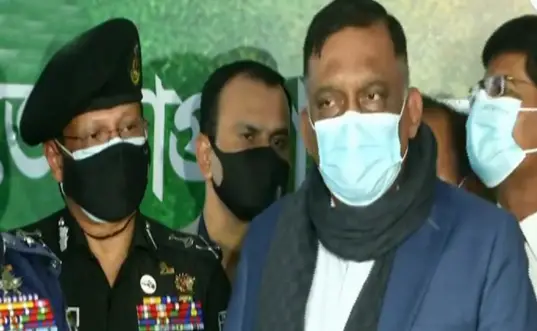 সন্ত্রাসীরা অস্ত্র তুললেই ফায়ারিং-এনকাউন্টারের ঘটনা ঘটে : স্বরাষ্ট্রমন্ত্রী সন্ত্রাসীরা অস্ত্র তুললেই ফায়ারিং-এনকাউন্টারের ঘটনা ঘটে : স্বরাষ্ট্রমন্ত্রী