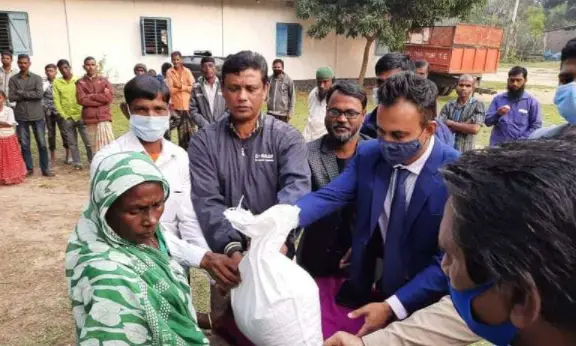 মাধবপুরে বৈকন্ঠপুর চা বাগানে চাল বিতরণ মাধবপুরে বৈকন্ঠপুর চা বাগানে চাল বিতরণ