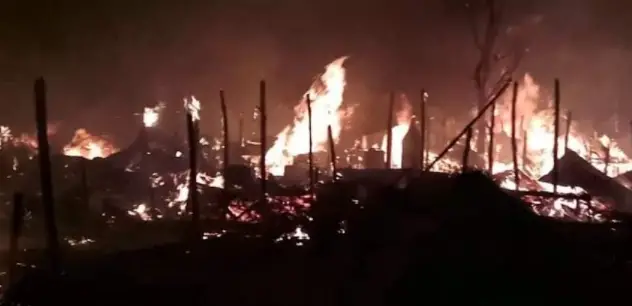 ঠাকুরগাঁওয়ে আগুনে ১৩ পরিবারের বাড়িঘর পুড়ে ছাই ঠাকুরগাঁওয়ে আগুনে ১৩ পরিবারের বাড়িঘর পুড়ে ছাই