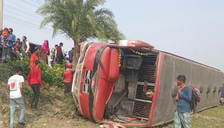 পটুয়াখালীতে পিকনিক পার্টির বাস খাদে, আহত পাঁচ পটুয়াখালীতে পিকনিক পার্টির বাস খাদে, আহত পাঁচ