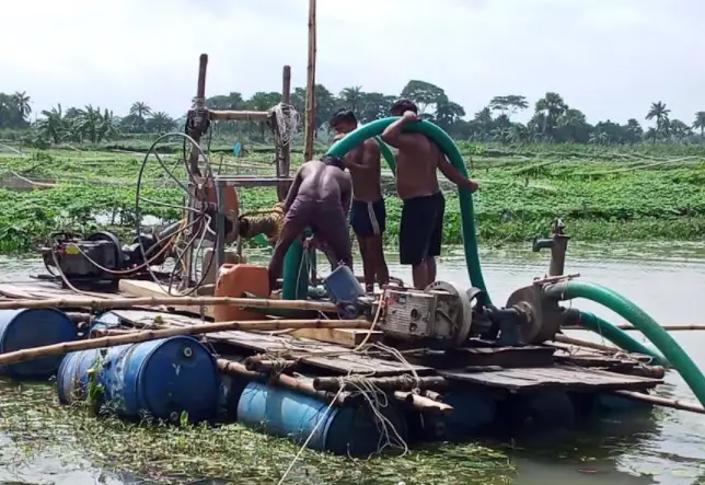 বাগেরহাটে অবৈধ বালু উত্তোলনকারীরা বেপরোয়া ॥ হুমকীকে স্থাপনা ও পরিবেশ