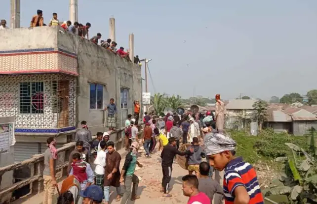 মাদারীপুরে দুই গ্রামবাসীর মধ্যে ধাওয়া-পাল্টা ধাওয়া, সংঘর্ষে আহত অন্তত ৫০ মাদারীপুরে দুই গ্রামবাসীর মধ্যে ধাওয়া-পাল্টা ধাওয়া, সংঘর্ষে আহত অন্তত ৫০