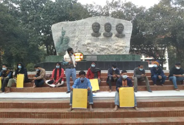 শিক্ষাপ্রতিষ্ঠান খোলা রাখার দাবিতে রাবি শিক্ষার্থীদের অবস্থান শিক্ষাপ্রতিষ্ঠান খোলা রাখার দাবিতে রাবি শিক্ষার্থীদের অবস্থান