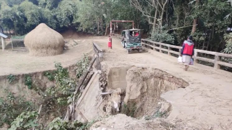 নালিতাবাড়ীতে ভাঙা সেতুতে চলাচলে ভোগান্তি