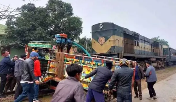চাঁপাইনবাবগঞ্জে ট্রেন-ভটভটি সংঘর্ষ ॥ নিহত ৩ চাঁপাইনবাবগঞ্জে ট্রেন-ভটভটি সংঘর্ষ ॥ নিহত ৩