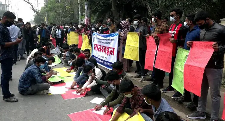 যশোরে রাস্তায় প্রতীকী পরীক্ষায় বসলো শিক্ষার্থীরা