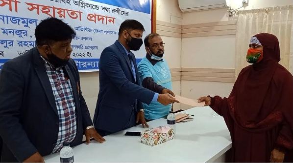 ঝালকাঠিতে লঞ্চে অগ্নিকাণ্ডে দগ্ধ ৩০ জনকে নগদ সহায়তা