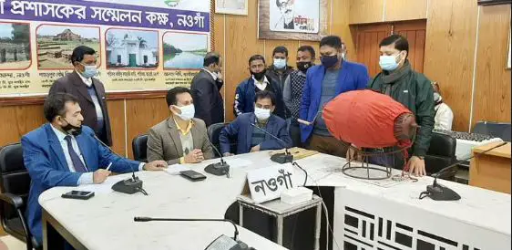 নওগাঁয় ব্যতিক্রমী পদ্ধতিতে ঠিকাদার বাছাই