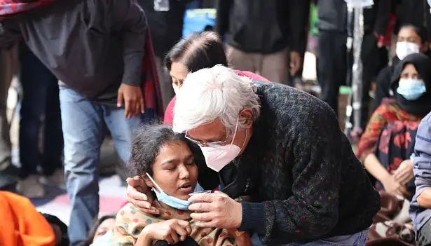 শাবি শিক্ষার্থীদের অনশন ভাঙালেন জাফর ইকবাল শাবি শিক্ষার্থীদের অনশন ভাঙালেন জাফর ইকবাল