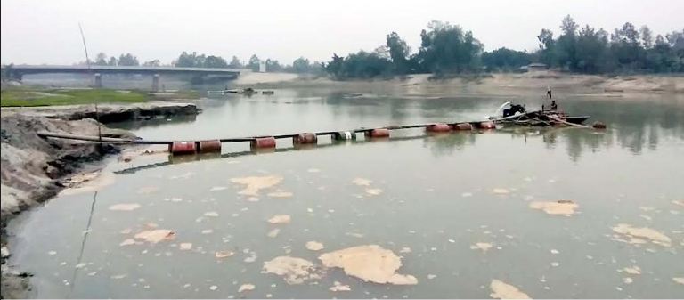 গাইবান্ধায় নদী থেকে ড্রেজার মেশিন বসিয়ে অবৈধভাবে বালু উত্তোলন চলছে