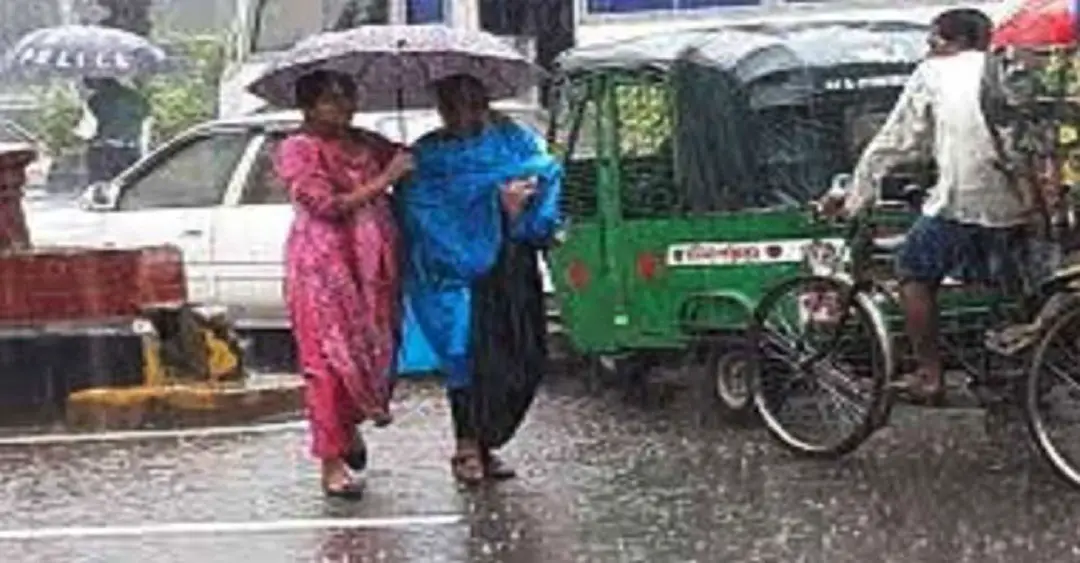 রাজধানীতে হঠাৎ বৃস্টিতে দুর্ভোগ নগরবাসীর রাজধানীতে হঠাৎ বৃস্টিতে দুর্ভোগ নগরবাসীর