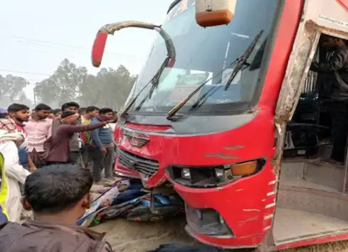 বগুড়ায় বাসচাপায় অটোরিকশার ৫ যাত্রী নিহত বগুড়ায় বাসচাপায় অটোরিকশার ৫ যাত্রী নিহত