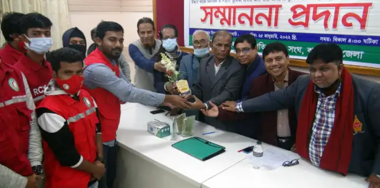 ঝালকাঠিতে লঞ্চে অগ্নিকান্ড : হতাহতদের উদ্ধার কাজে নিয়োজিতদের সংবর্ধনা ঝালকাঠিতে লঞ্চে অগ্নিকান্ড : হতাহতদের উদ্ধার কাজে নিয়োজিতদের সংবর্ধনা