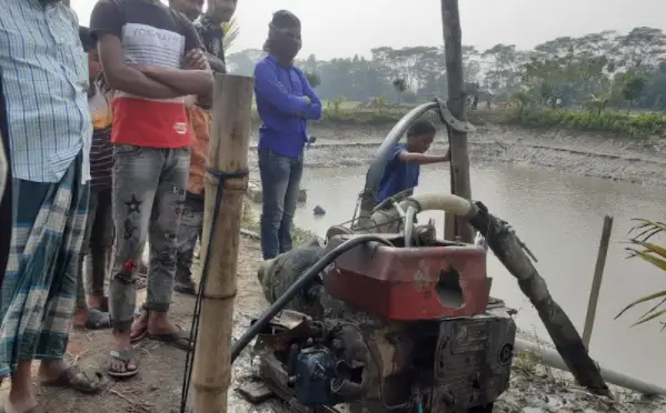 দাউদকান্দিতে অবৈধ মাটি উত্তোলনের ১০ লাখ টাকার পাইপ ও ড্রেজার ধ্বংস