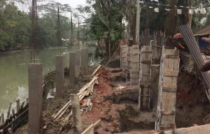 ইন্দুরকানীতে খাল দখল করে চলছে ভবন নির্মান কাজ ইন্দুরকানীতে খাল দখল করে চলছে ভবন নির্মান কাজ