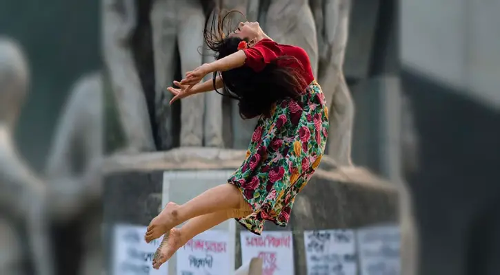 ইউটিউবে শিখে ঢাকায় নেচে ভাইরাল নওগাঁর মেয়ে ইউটিউবে শিখে ঢাকায় নেচে ভাইরাল নওগাঁর মেয়ে
