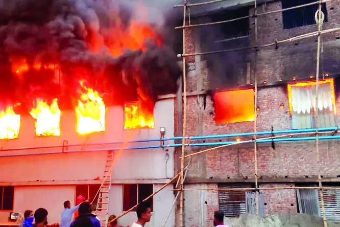 নারায়ণগঞ্জে পোশাক কারখানায় ভয়াবহ আগুন নারায়ণগঞ্জে পোশাক কারখানায় ভয়াবহ আগুন
