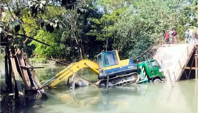 ব্রিজ ভেঙ্গে ভেক্যুসহ লরি খালে