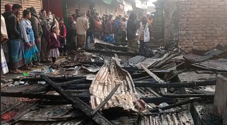 ঝালকাঠির কাঠালিয়ার আমুয়া বন্দরে ভয়াবহ অগ্নিকাণ্ড