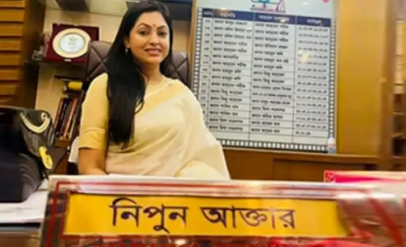 আদালতের স্থিতাবস্থা সত্বেও চেয়ারে বসা নিয়ে বিতর্ক, যা বললেন নিপুণ