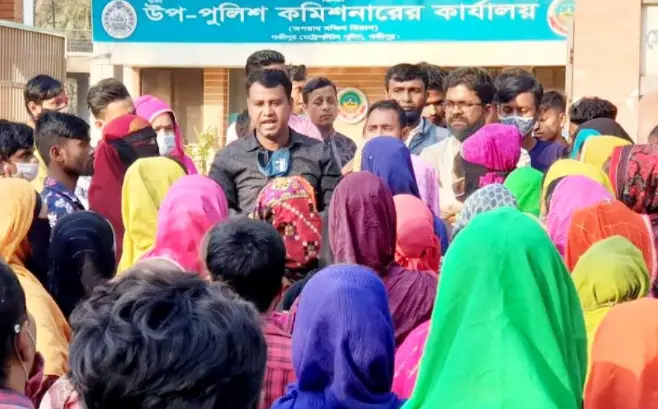 টঙ্গীতে বেতন পরিশোধের দাবিতে গার্মেন্টস শ্রমিকদের থানা গেটে অবস্থান