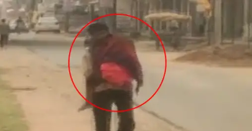 ভারতে সাত বছরের মেয়ের লাশ কাঁধে নিয়ে ১০ কিলোমিটার বাবা ভারতে সাত বছরের মেয়ের লাশ কাঁধে নিয়ে ১০ কিলোমিটার বাবা