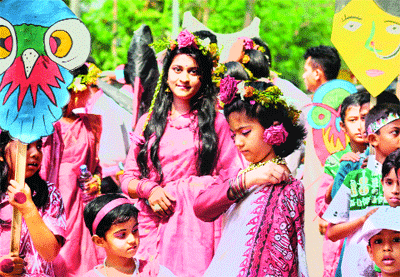 বর্ষবরণ ॥ সর্বজনীন বাঙালী উৎসব বর্ষবরণ ॥ সর্বজনীন বাঙালী উৎসব